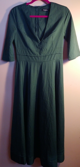 Beautiful Green Flowy Dress - Picture 2 of 4